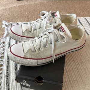 Converse Chuck Taylor- Wide Width
White 
Men’s size 7.5
Women’s size 9.5